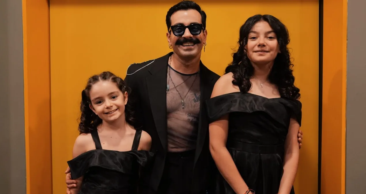 Gökhan Türkmen'den duygulandıran performans: Kızlarıyla birlikte sahne aldı