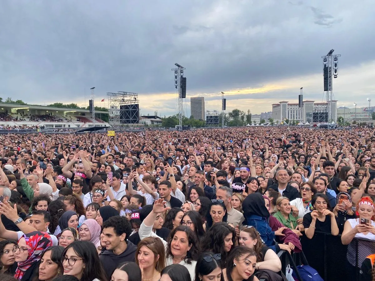 Tarkan, Ankara'da Büyüleyici Bir Konser Verdi