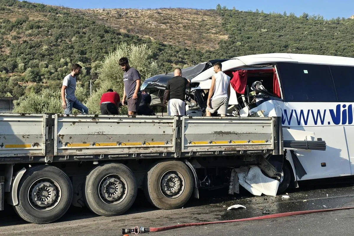 2 kişinin öldüğü otobüs kazasından ünlü oyuncuya kötü haber! Kardeşi yoğun bakımda