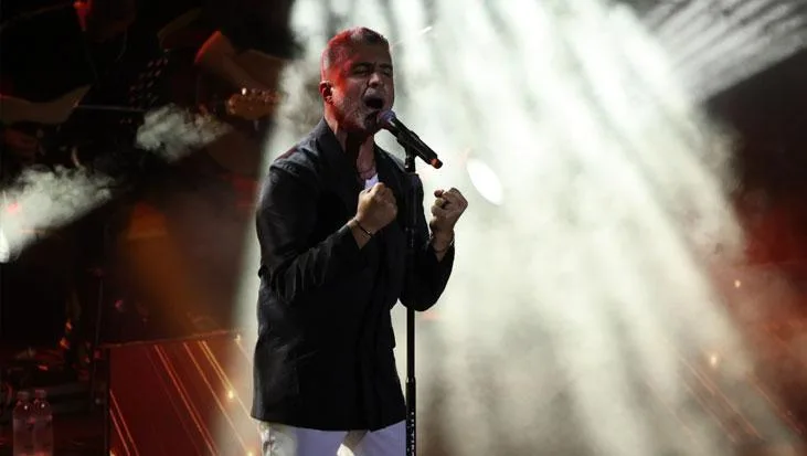 Bursa Festivali’ne Özcan Deniz damgası! Final gecesi ayakta alkışlandı