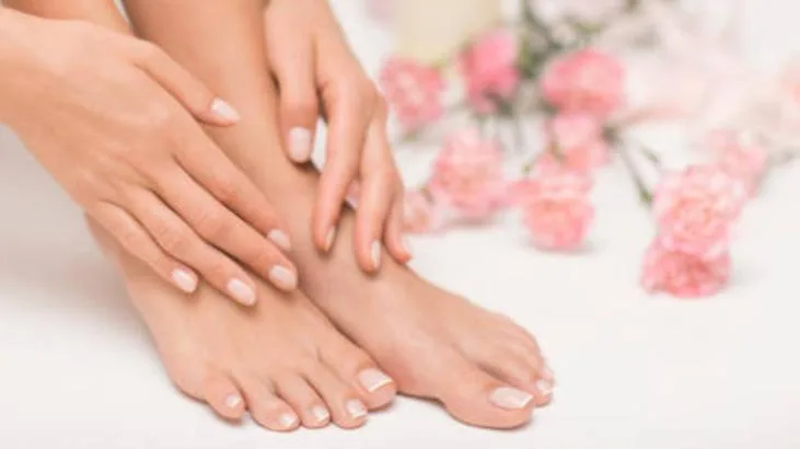 Ayakları pamuk gibi yapıyor! Evde maske ve banyo yapın: Çorap giyip yatın