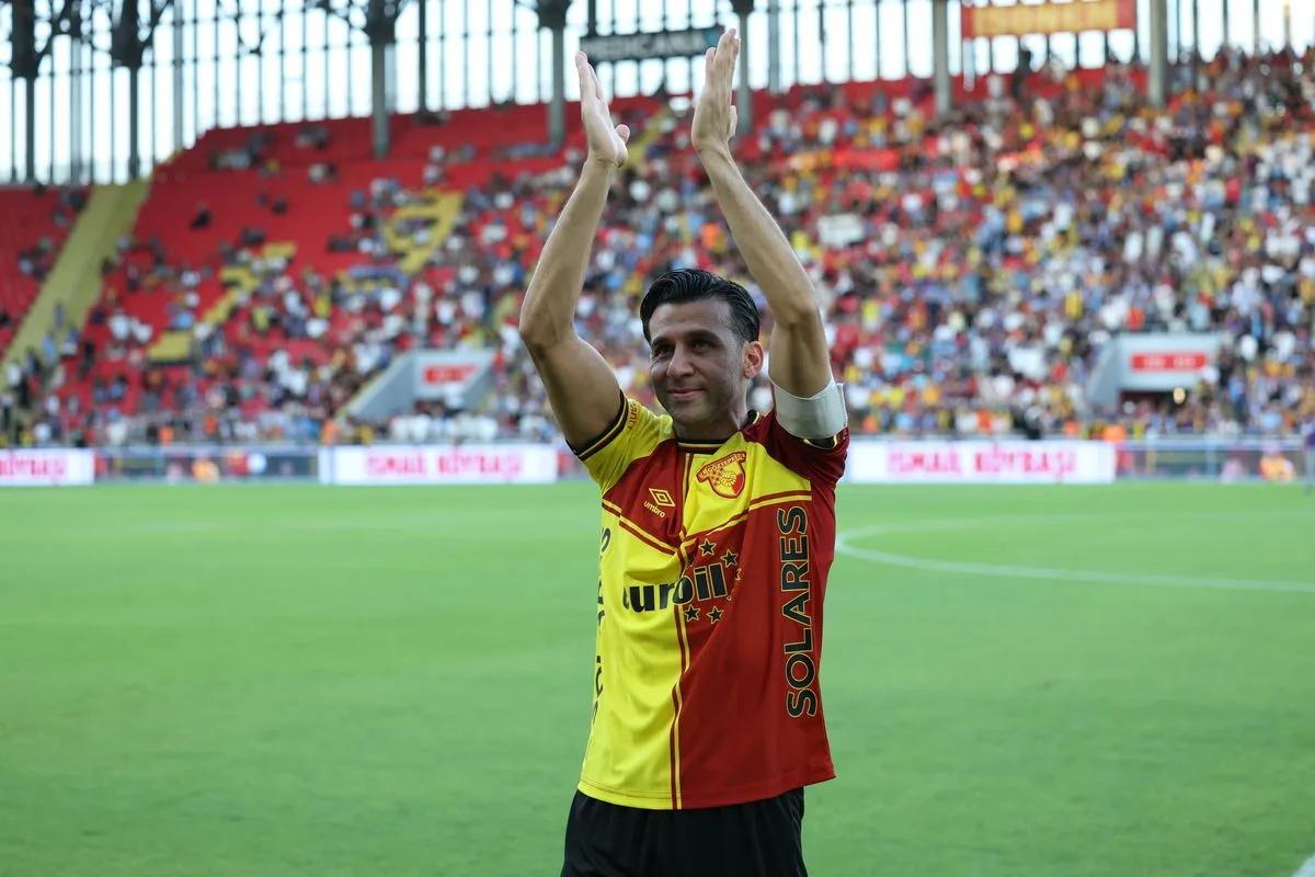 İsmail Köybaşı Futbola Veda Etti