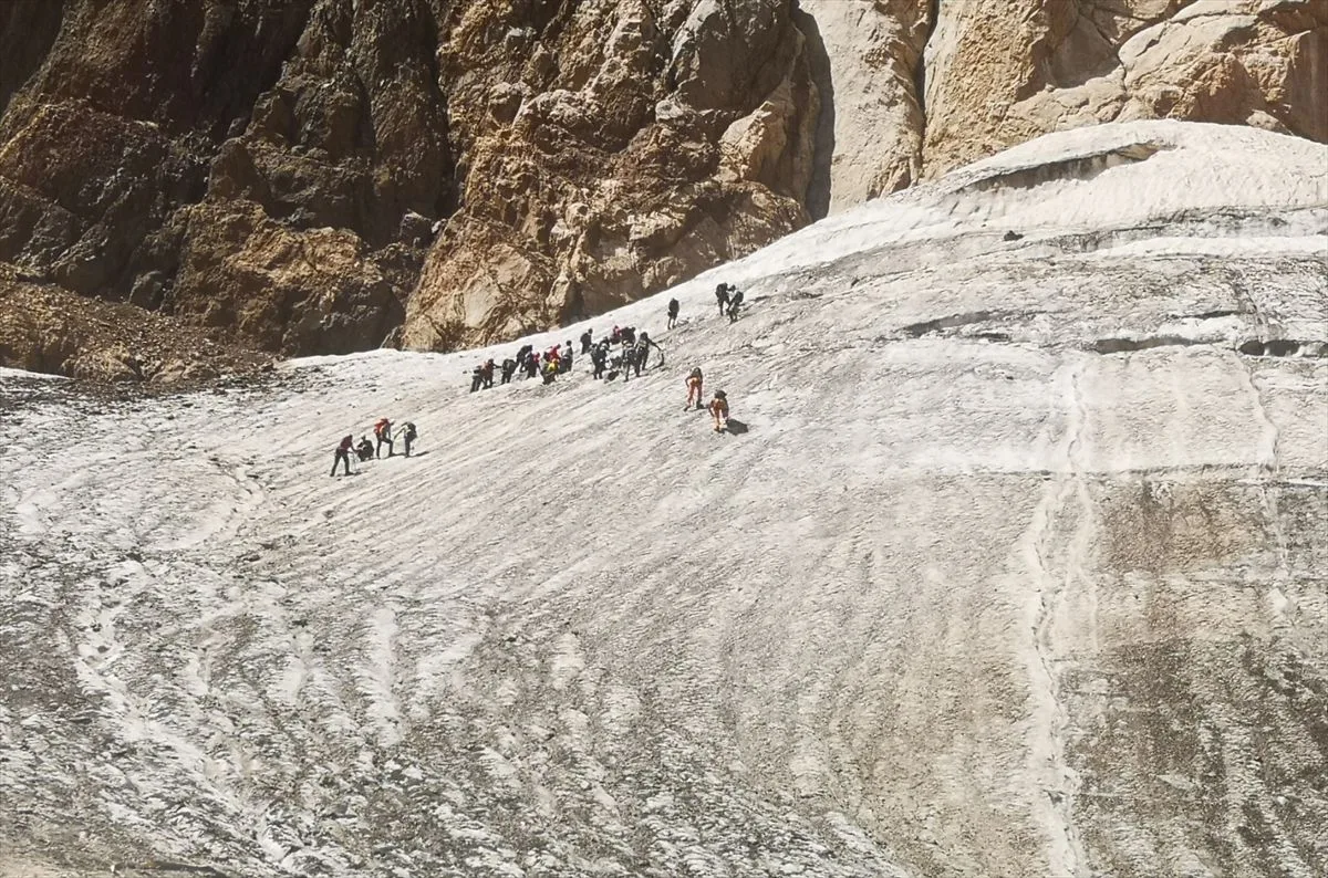 Hakkari'de Buz Tırmanışı A Kampı Tamamlandı
