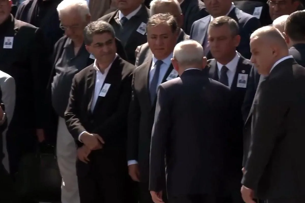 Özgür Özel'in yüz ifadesi bomba: Kılıçdaroğlu ile böyle tokalaştı