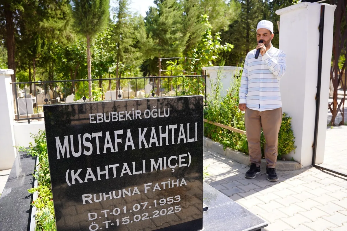 Kahtalı Mıçe, Kahta'daki mezarı başında sanatçı dostlarıyla dualarla anıldı