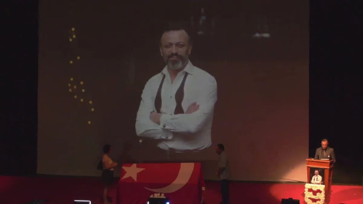 Oyuncu Serhat Mustafa Kılıç için Muhsin Ertuğrul Sahnesi'nde veda töreni düzenlendi