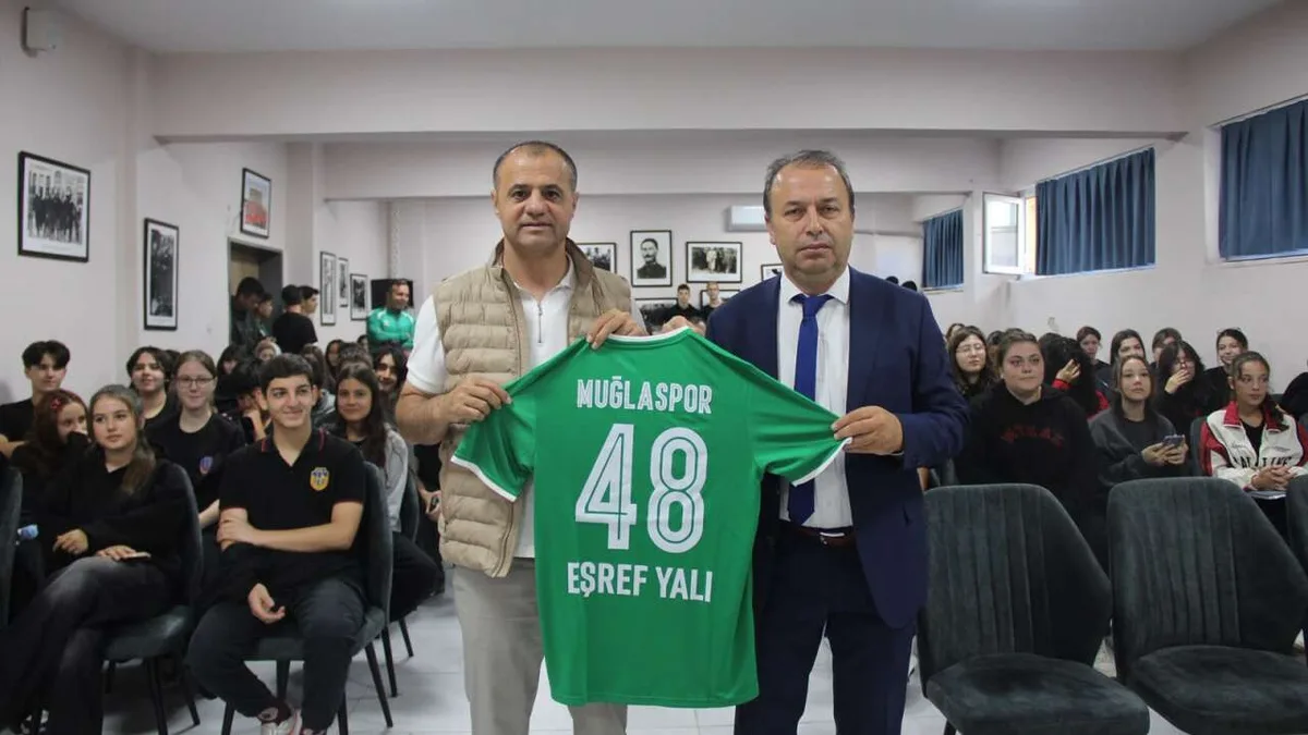 Muğlaspor Başkanı ve futbolcular Muğla Turgut Reis Lisesi'nde transferi anlattı